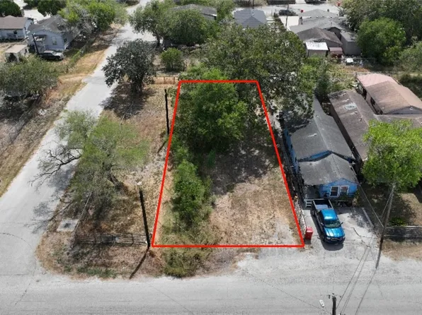 1100 1/2 Kansas St, Robstown, TX 78380