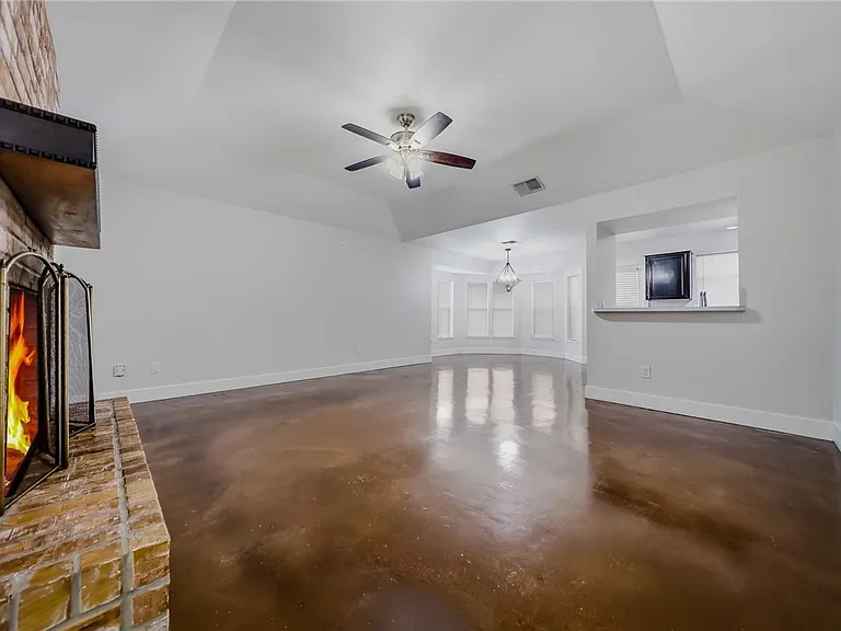 3029 Twin Creek Dr — Photo 3