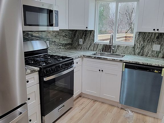 5th image of 406 Poplar St