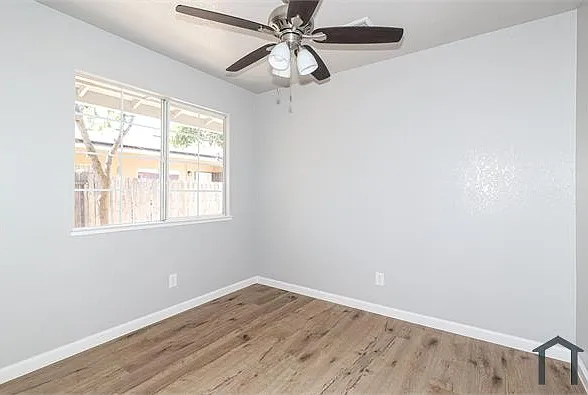 526 Stratford Ct — Photo 11