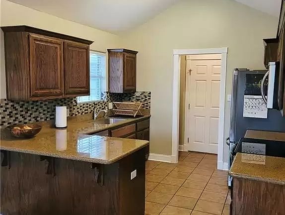 5th image of 2104 Brook Ln