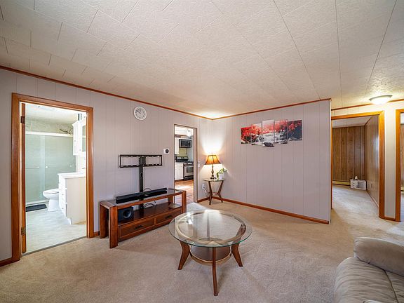 5th image of 121 W Avenue F