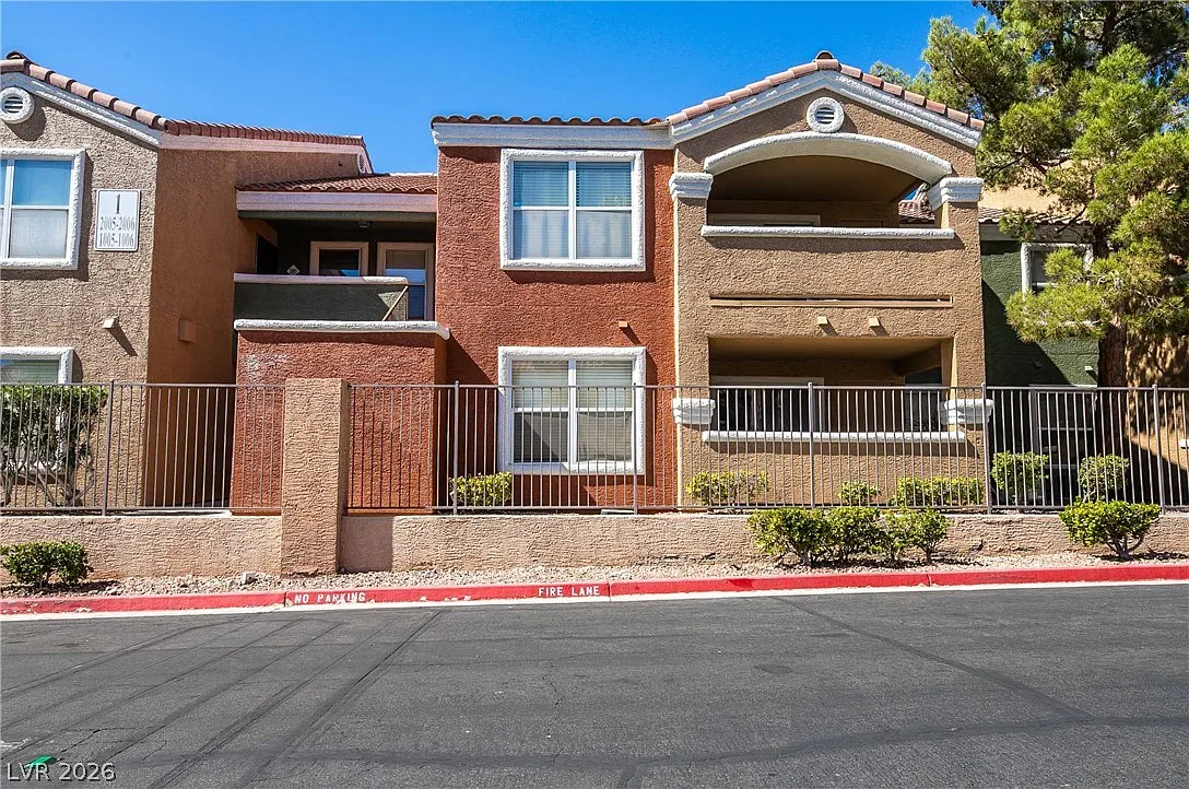 2 bed, 2.0 bath, 1042 sqft, $1,495 — Photo 2