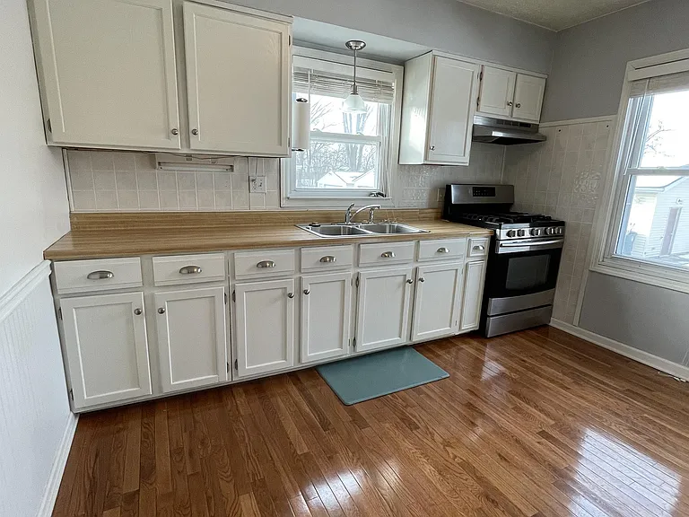 402 Brewer Ave — Photo 4