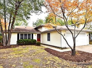 750 W Pine Ave, Roselle, IL 60172