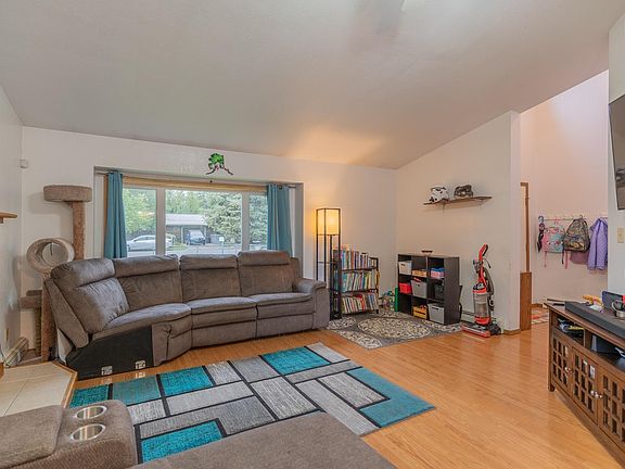 5th image of 1512 Evergreen St