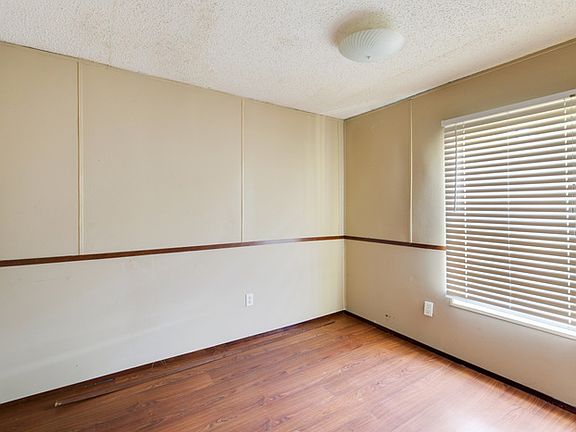 5th image of 31105 Blossom St