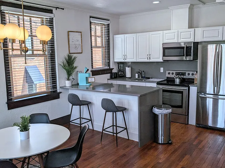 446 N Main St — Photo 2