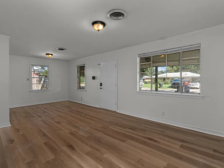 826 Martha Ln — Photo 2