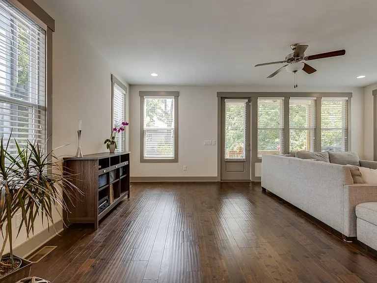 1813 Sherwood Ln — Photo 2