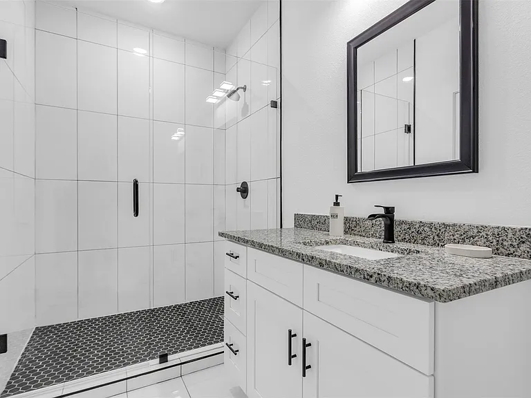 407 Dubois Ave — Photo 14