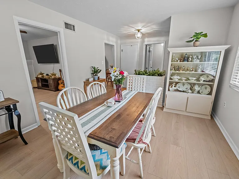 6 Monica Blvd — Photo 7