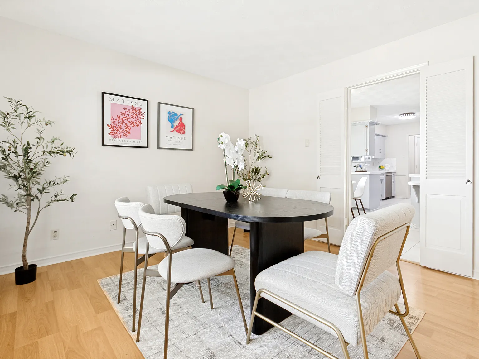 3 bed, 1369 sqft, $2,400 — Photo 4
