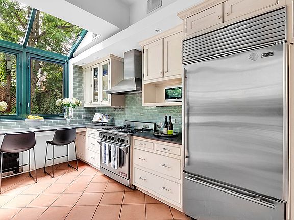 5th image of 361 Carlton Ave