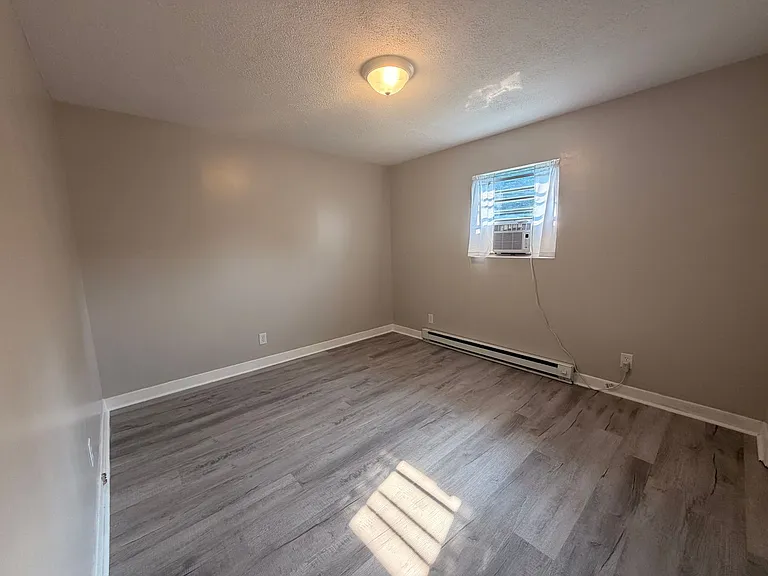 812 Douglas Dr — Photo 7
