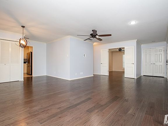4th image of 904 W Avenue D