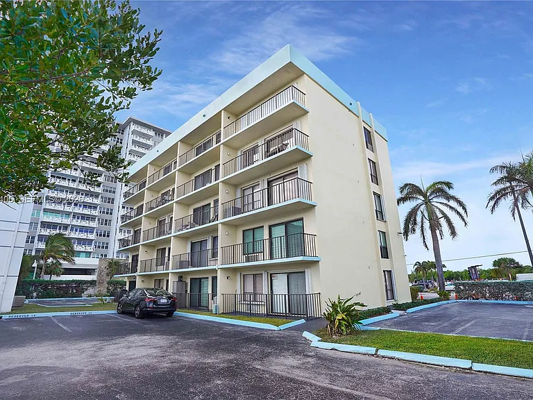 3215 N Ocean Dr #301 — Photo 3