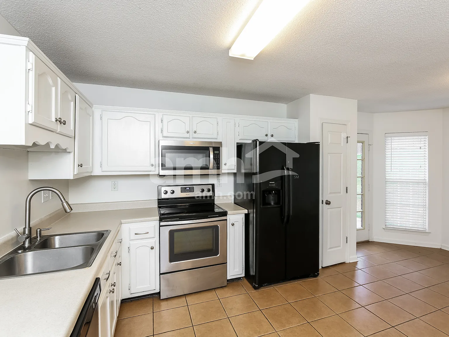 3 bed, 2.0 bath, 1964 sqft, $2,285 — Photo 4
