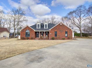 222 Chestnut Oak Cir, Owens Cross Roads, AL 35763