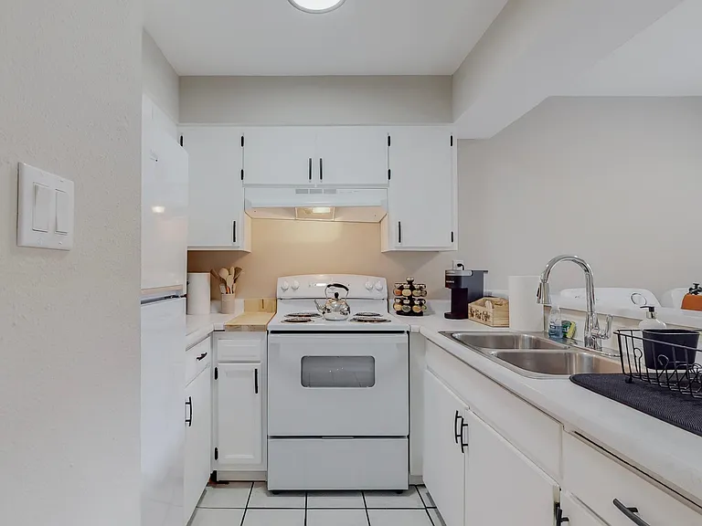 Alvarado Dr NE — Photo 2