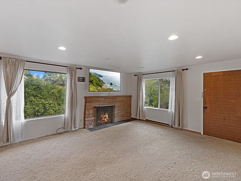 3rd image of 4631 47th Avenue S