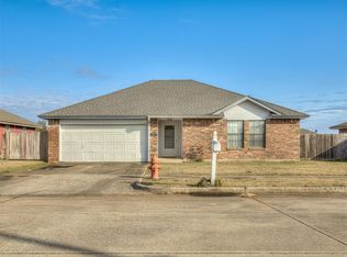 1924 Parkside Dr, Moore, OK 73160