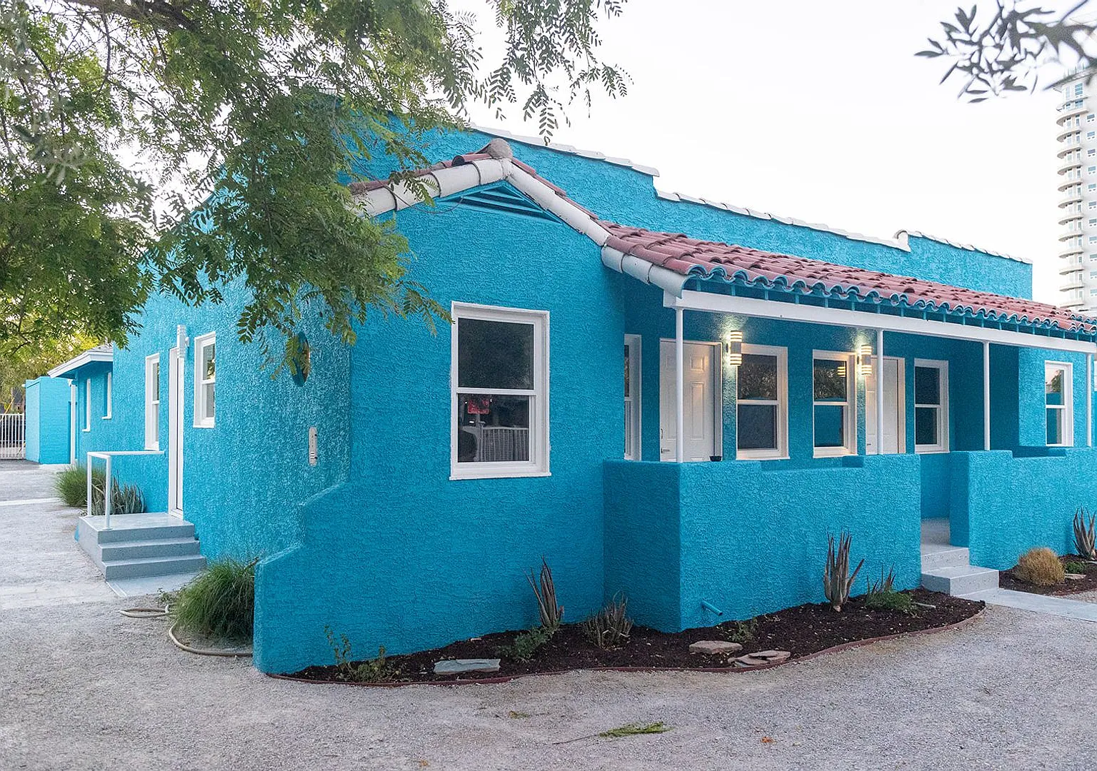 Oversized 800 SQ FT Boutique 1-Bed | Utilities Included | Steps to Main Street — Photo 1