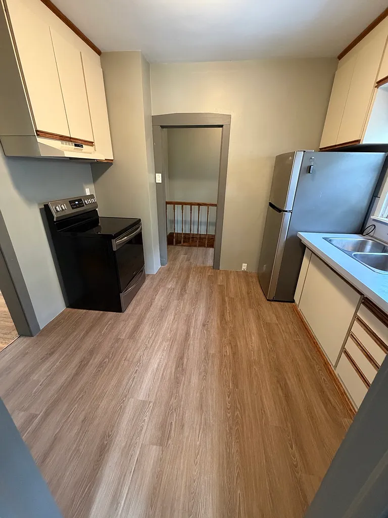 3 bed, 1975 sqft, $2,700 — Photo 2