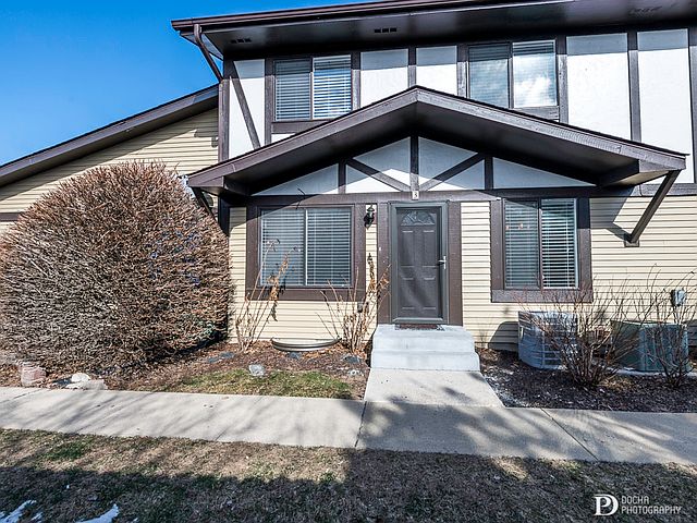 1st image of 29W553 Winchester Cir N #3