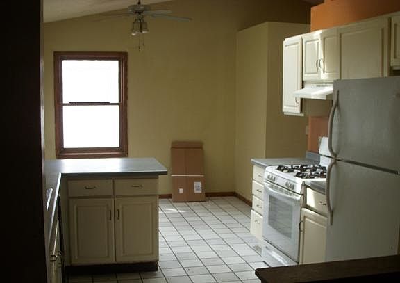 3rd image of 1063 Van Buren Ave