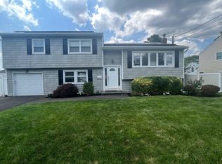 90 Ocean Ave, Massapequa, NY 11758