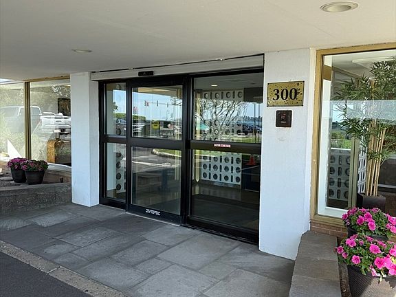 3rd image of 300 Lynn Shore Dr APT 207
