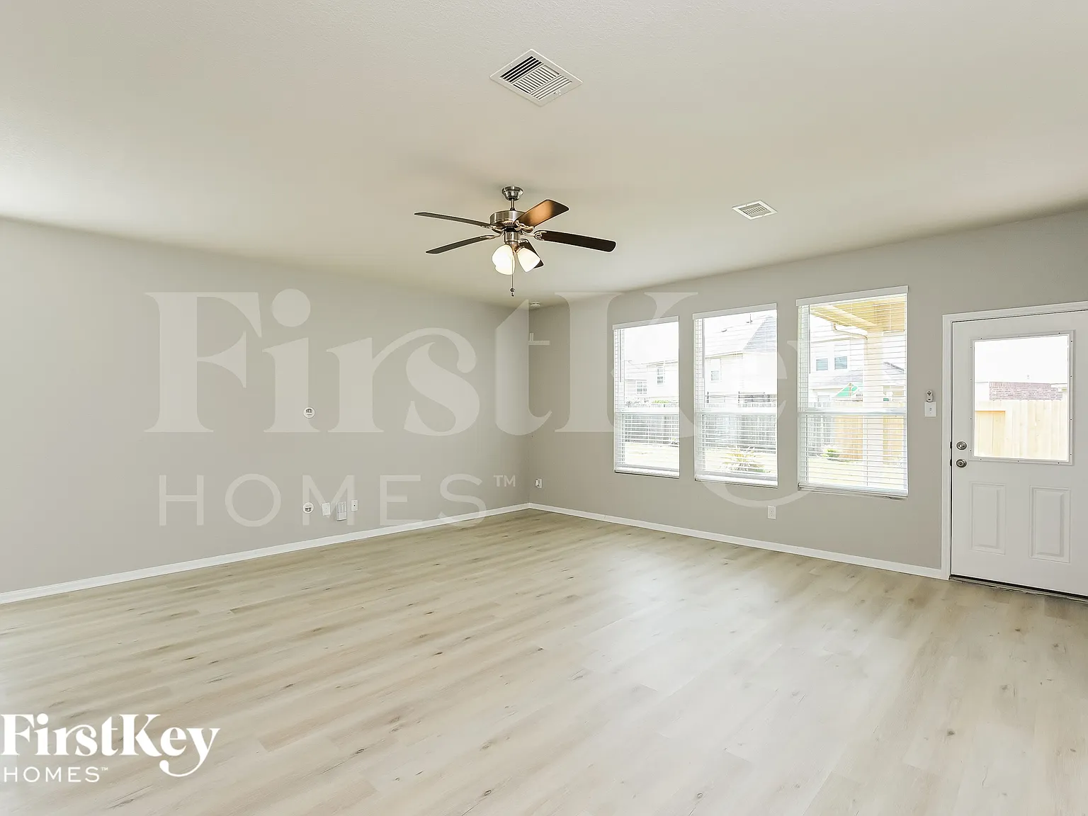 4 bed, 2.5 bath, 2390 sqft, $2,160 — Photo 3