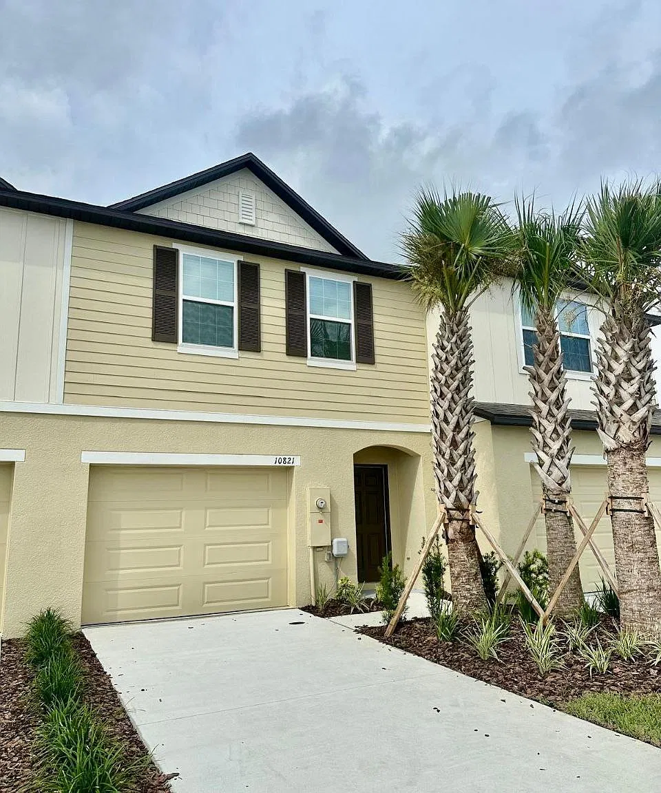 3 bed, 2.5 bath, 1694 sqft, $2,400 — Photo 1