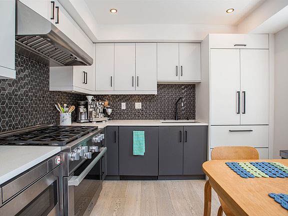 5th image of 1152 Comox St #2