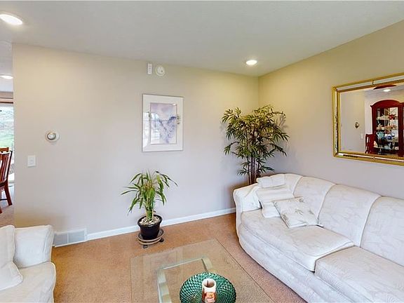 3rd image of 108 Brittain Cir