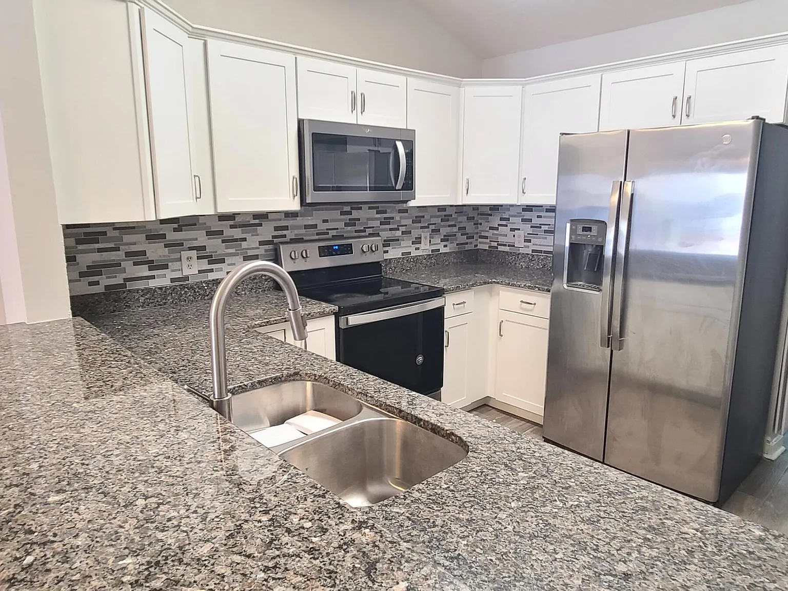 3 bed, 2.0 bath, 1281 sqft, $2,000 — Photo 4