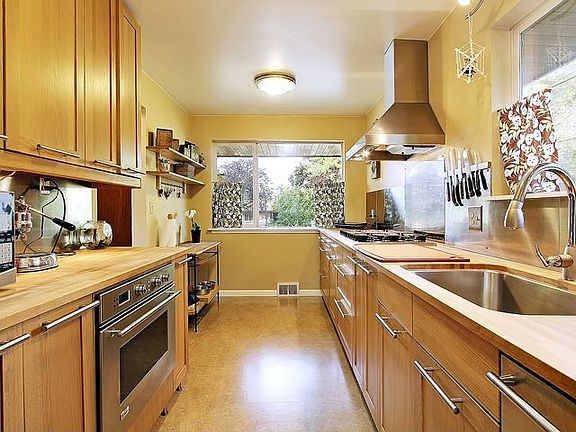 Chef's Kitchen w/SS Appliances