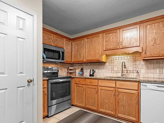 Fully Equipped Kitchen (side by side refrigerator with ice and water in door out of photo).