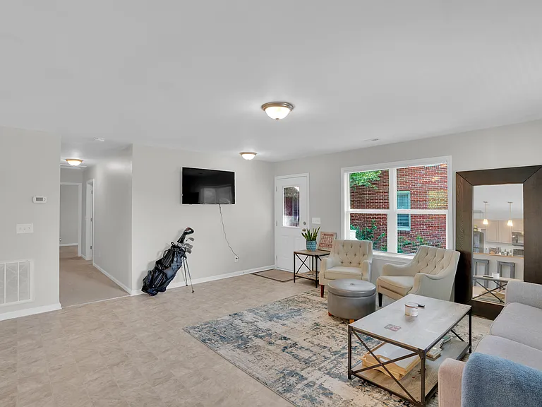 1016 Arlington St — Photo 4