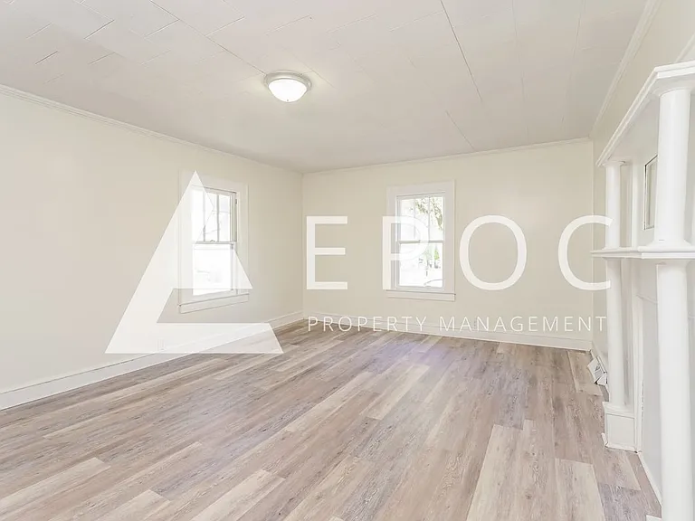 1136 W Green St — Photo 6