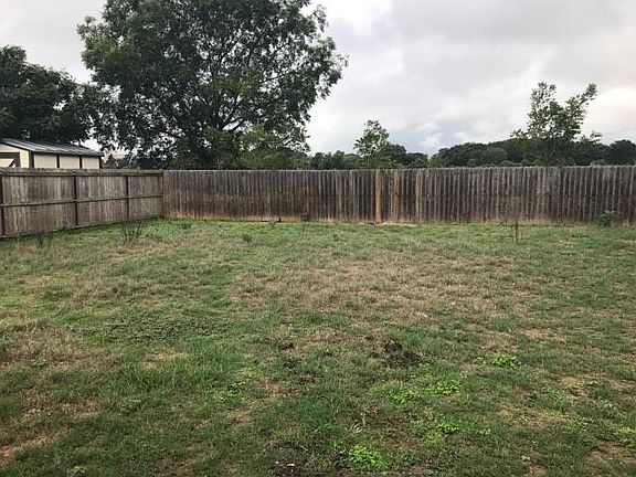 4th image of 714 Dawn Ln