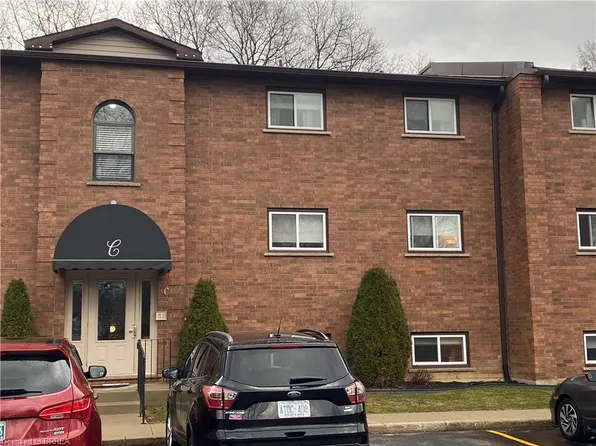 213 Sydenham St #C302, Brantford, ON N3R 3Z6