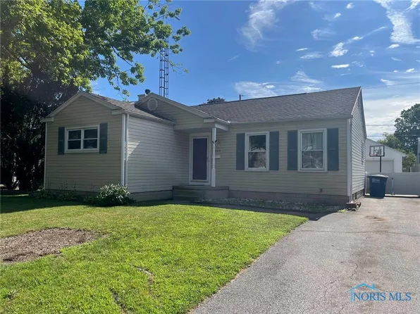 5208 Oakridge Dr, Toledo, OH 43623