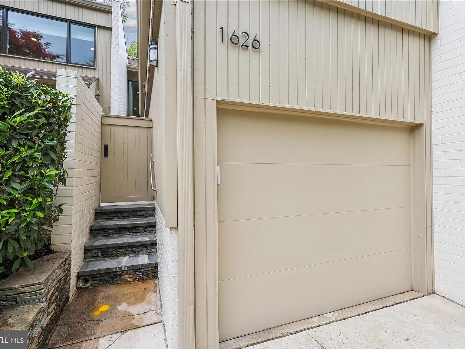 3 bed, 3.5 bath, 1875 sqft, $5,200 — Photo 2