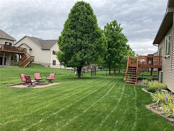 3rd image of 904 NW Boulder Brook Dr