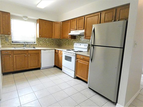 4th image of 2717 E Pine St