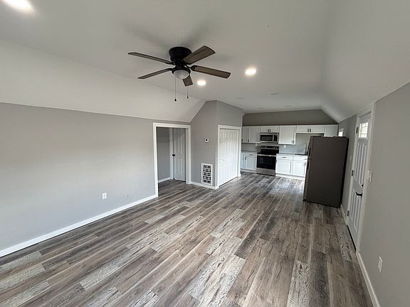 4th image of 510 E 15th St