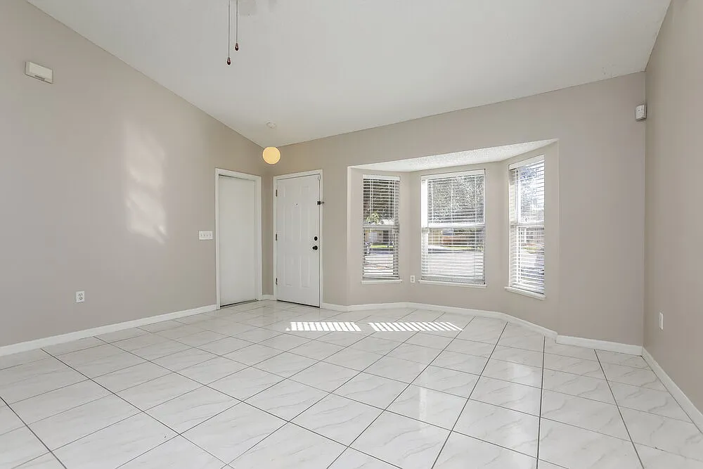 3 bed, 2.0 bath, 1334 sqft, $2,980 — Photo 3
