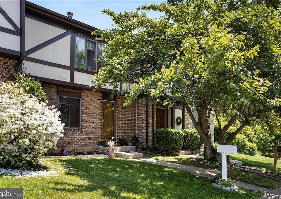 1st image of 33 Bernadotte Ct